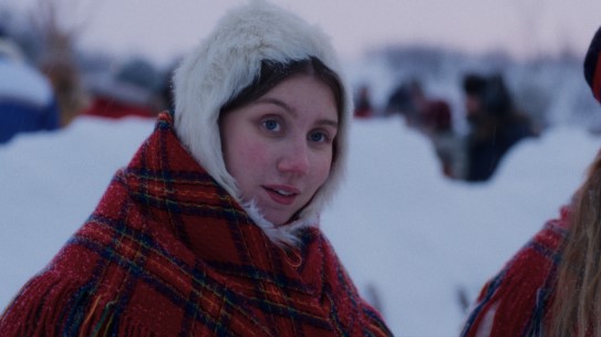 Ella Marie Hætta Isaksen i filmen «Ellos eatnu – La elva leve».