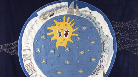 Bildet viser et kunstverk i mørkeblått tekstil med en sirkelform i midten dekket av stjerner.