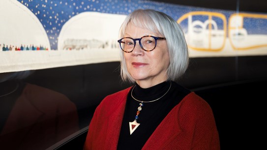 Britta Marakatt-Labba Portrett av kunstner Britta Marakatt-Labba foran et kunstverk.