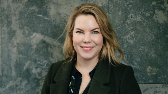 Portrett av Marta Breen. Portrett av kvinne som ser rett mot oss og smiler