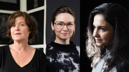 Hanne Lydia Opøien Figenschou, Rikke Komissar og Gelawesh Waledkhani. Portretter av kunstnerne Hanne Lydia Opøien Figenschou, Gelawesh Waledkhani og avdelingsdirektør Rikke Komissar.