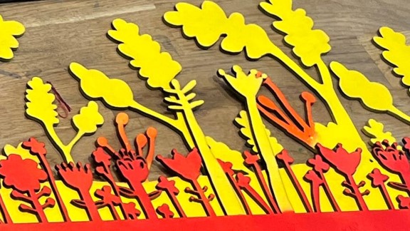 Gule og orangerøde silhuetter av blomster.