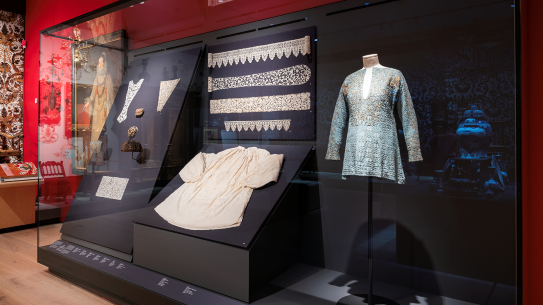 Monter med tekstiler i Nasjonalmuseets samlingspresentasjon.