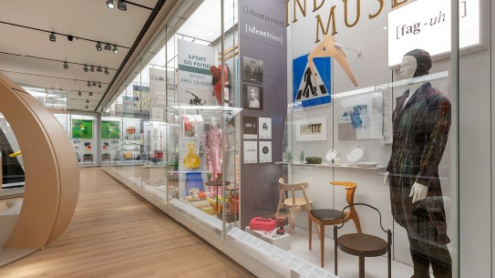 Monter med design i Nasjonalmuseets samlingspresentasjon.