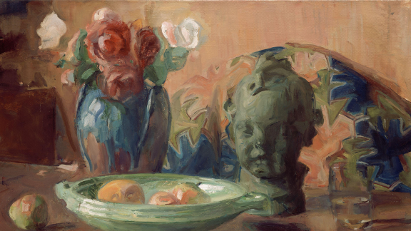Oljemaleri som viser et stilleben med en blå vase, en byste og et grønt fat. Det ligger frukt i fatet og på bordet.