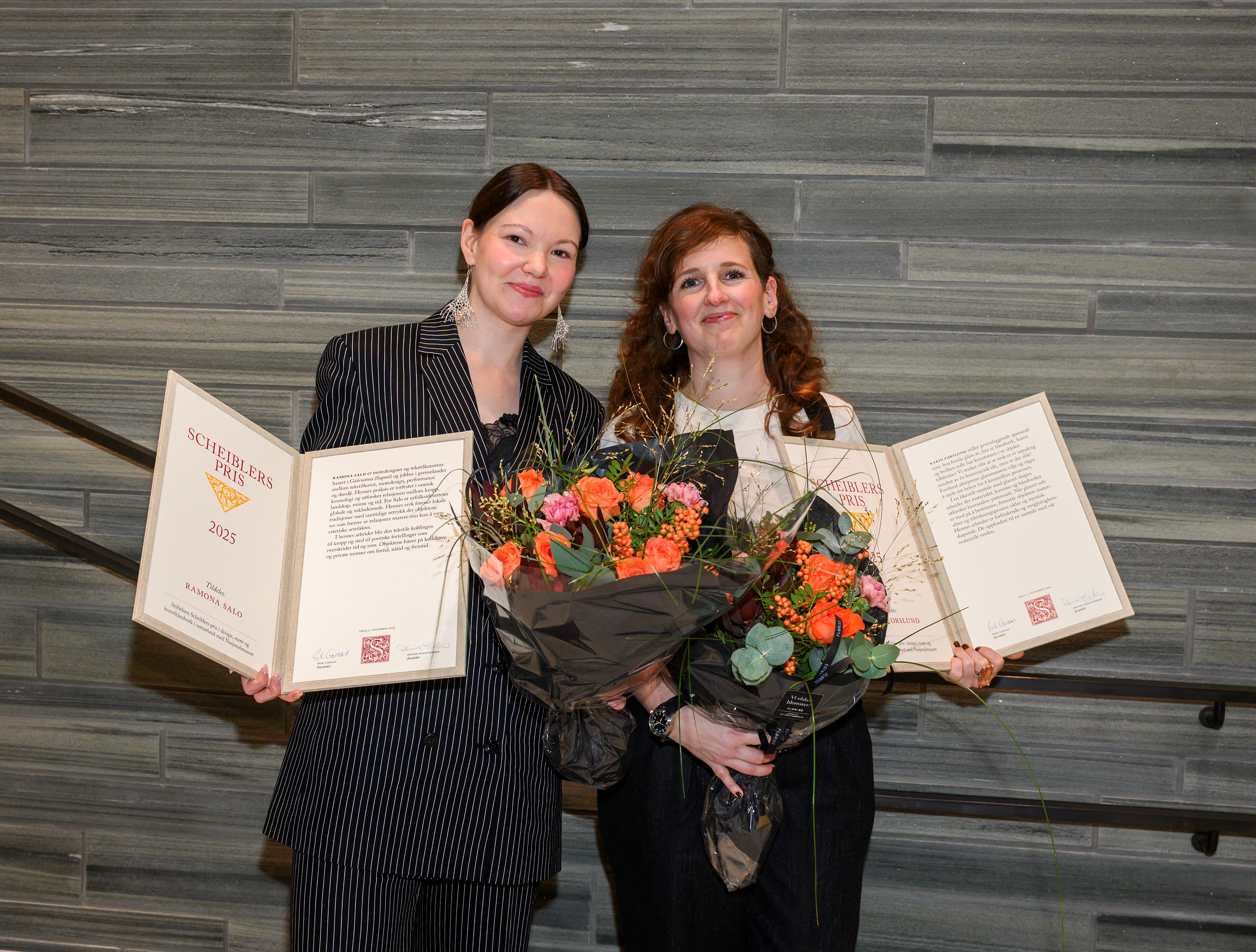 F.v: Ramona Salo Myrseth og Karin Forslund mottar Stiftelsen Scheiblers priser i design, mote og kunsthåndverk 2025.