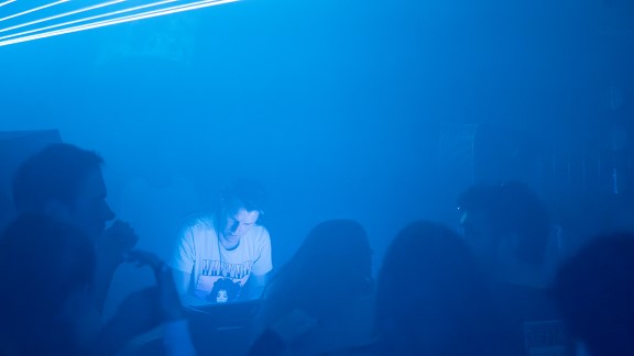 DJ i blått lys på klubb