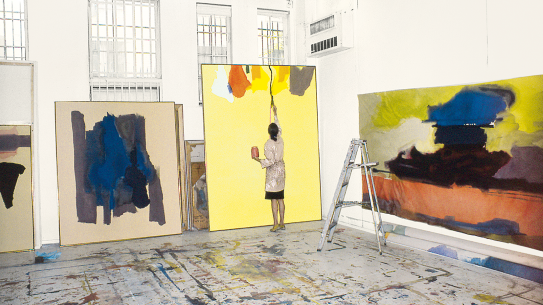 Helen Frankenthaler arbeider med verket «Rapunzel» (1974) i sitt studio i New York i april 1974. Fotografi av Helen Frankenthaler mens hun maler i sitt studio i 1974.