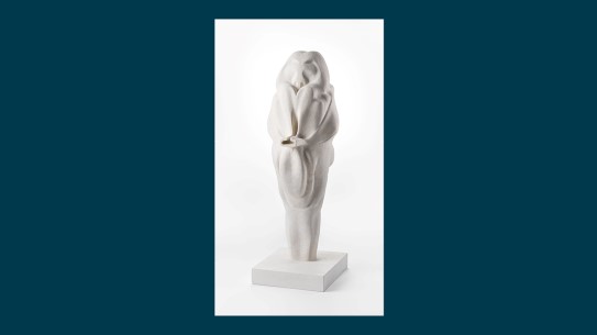 Marguerite Humeau, «Venus of Frassassi, A 10 year old female has ingested a rabbit's brain», 2018. Hvit skulptur bestående av en kvinne og en kanin som har blitt en form.