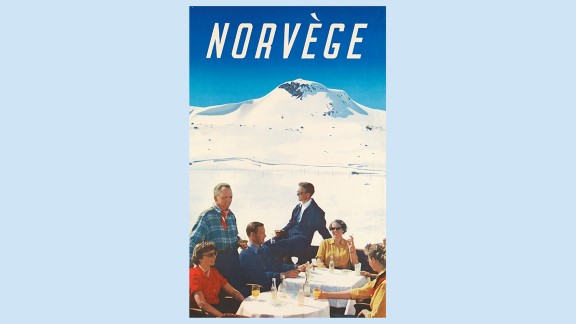 En gruppe kvinner og menn nyter et glass solo i et vinterlandskap omgitt av høye fjell.