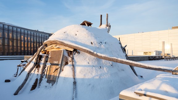 Bygg inspirert av den samiske torvgammen med snø på