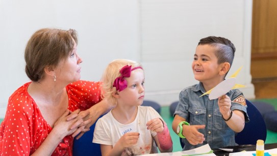 Bilde av barn som er i verkstedet