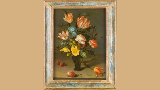 Maleri med stilleben av røde, oransje, blå og rosa blomster i en mørk vase.