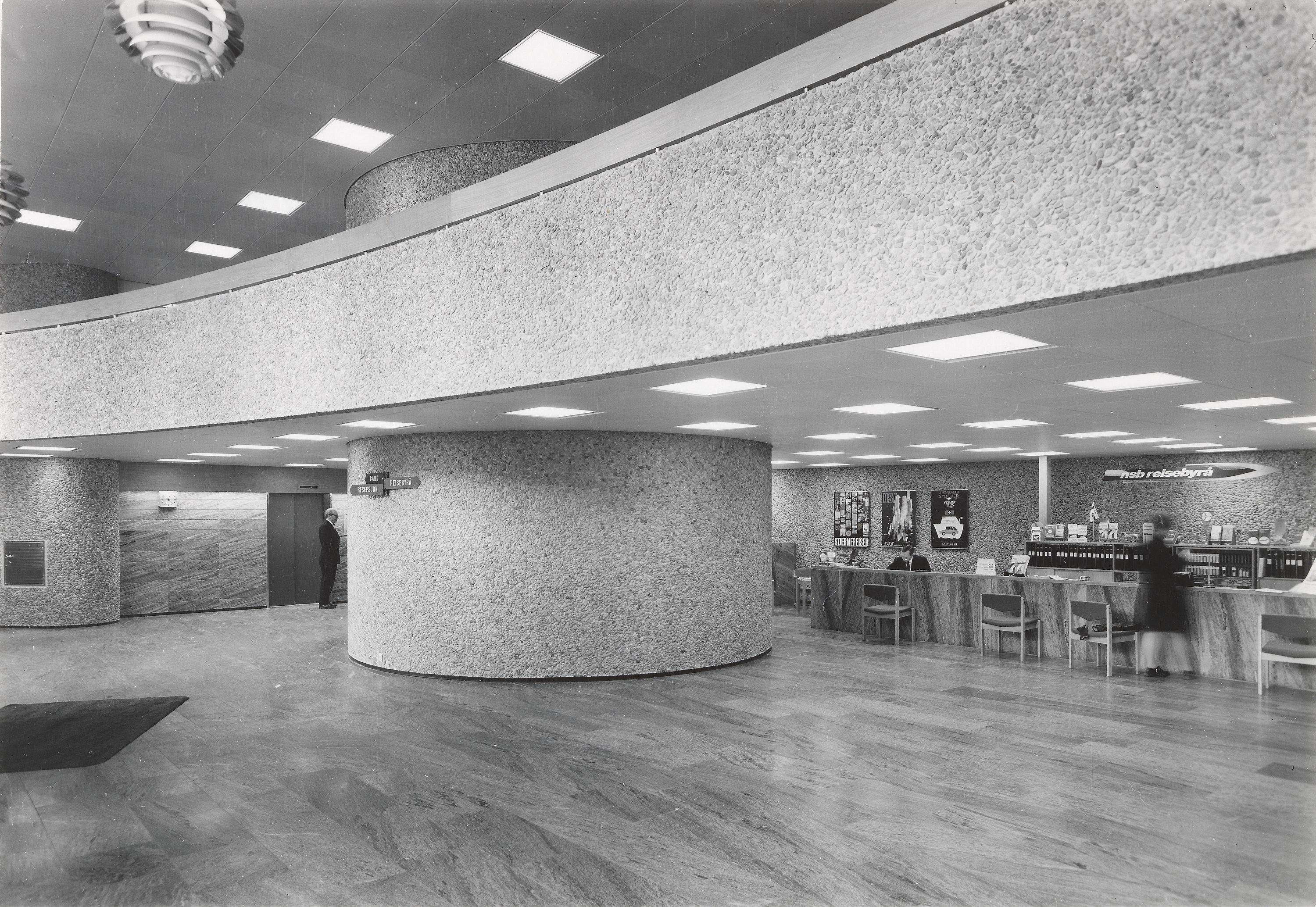 Inngangshall med desk i Y-blokka