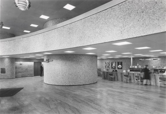 Teigens Fotoatelier, Y-blokka i Regjeringskvartalet. Mellom 1969 og 1971. Inngangshall med desk i Y-blokka