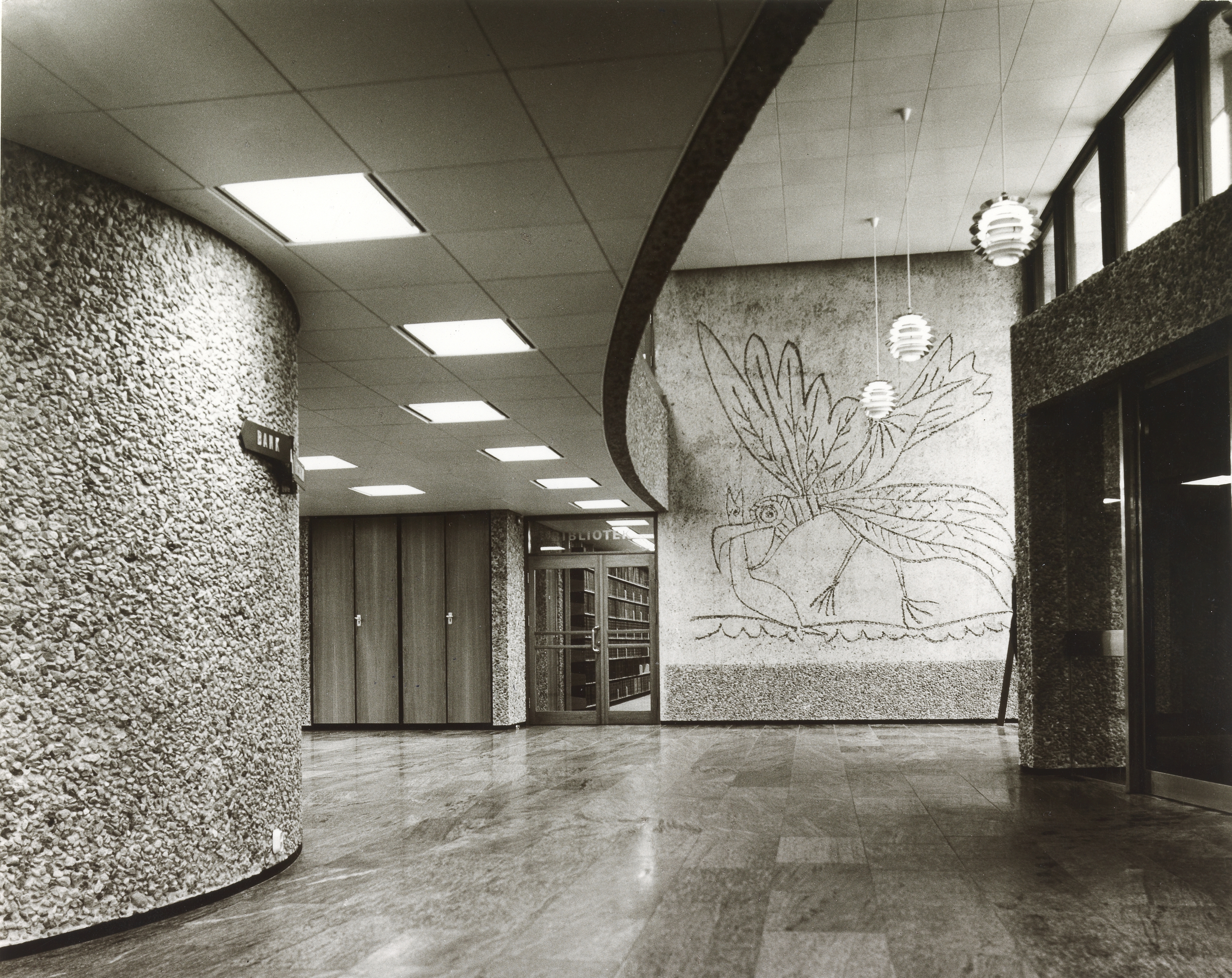 Måkemotiv i inngangshallen i Y-blokka