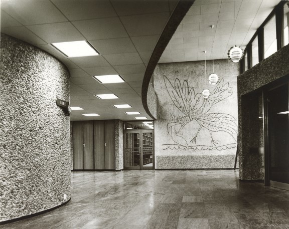 Picassos måke i inngangspartiet i Y-blokka. Bjørn Winsnes, Y-blokka i Regjeringskvartalet. Antakelig 1969 eller 1970. Måkemotiv i inngangshallen i Y-blokka