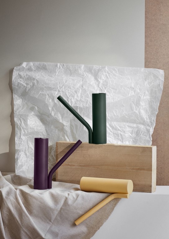 Stine Aas, «Grab», 2019 En gul, en grønn og en burgunder vannkanne