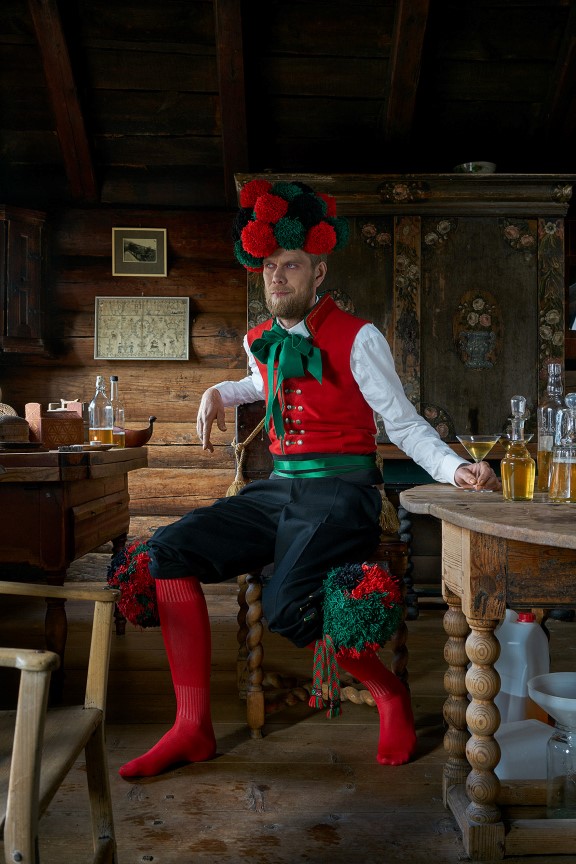 Lars Korff Lofthus, Herrebunad redigert (i Kvalnesstova med sider og duskehatt), 2017/2022. Fotosamarbeid med Bent René Synnevåg