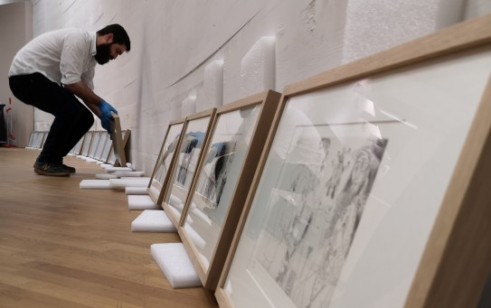 Verkene plasseres ut, klare for å henges opp på veggene på Henie Onstad Kunstsenter