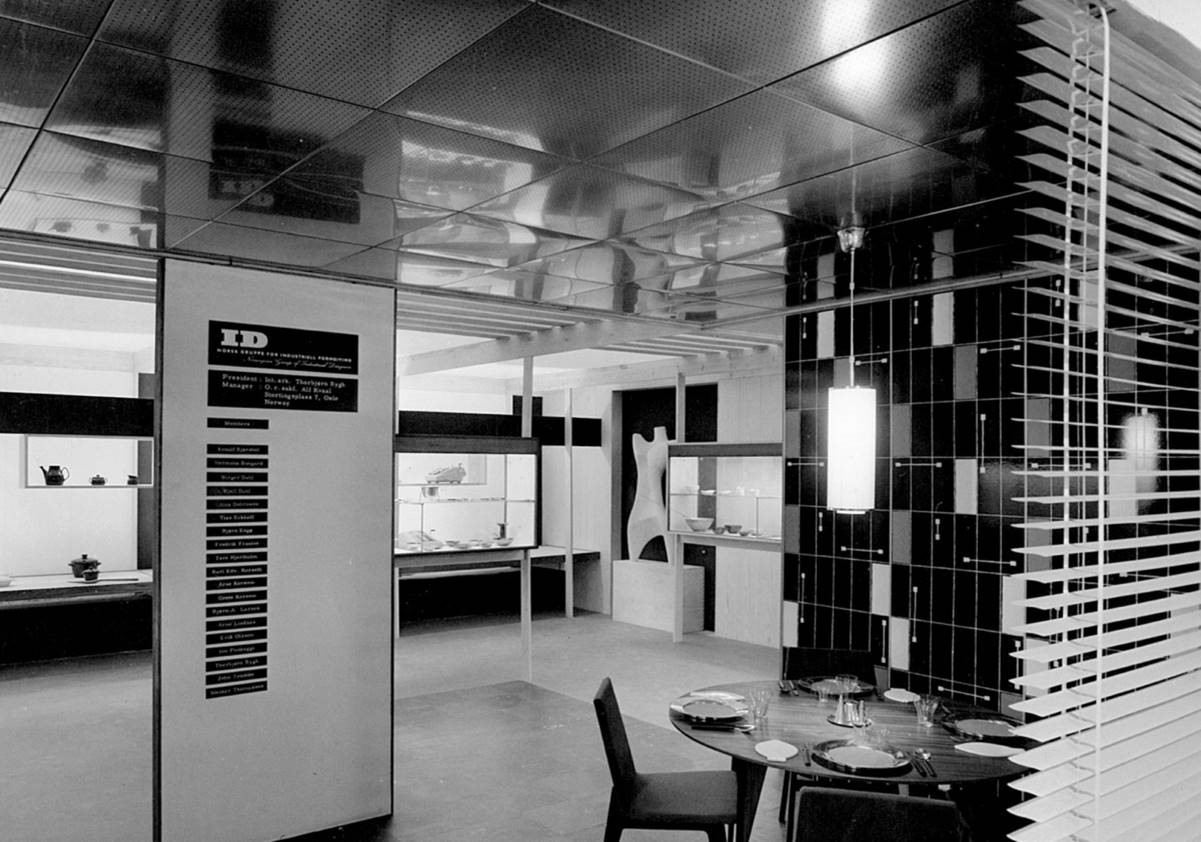 Engø var ansvarlig for utstillingsdesignet av den Norske industridesigner-gruppens paviljong ved Triennalen i Milano 1957. utstillingsrom