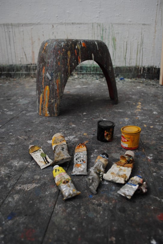 Asger Jorns stol og maling i hans studio i Paris i 2020.
