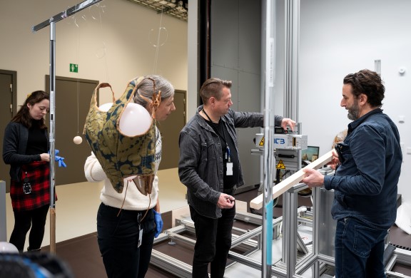 Klare for røntgenfotografering av et snøreliv fra 1790-årene.