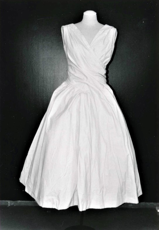 Toiles fra Dior, 1957. Hvit bomullskjole uten ermer