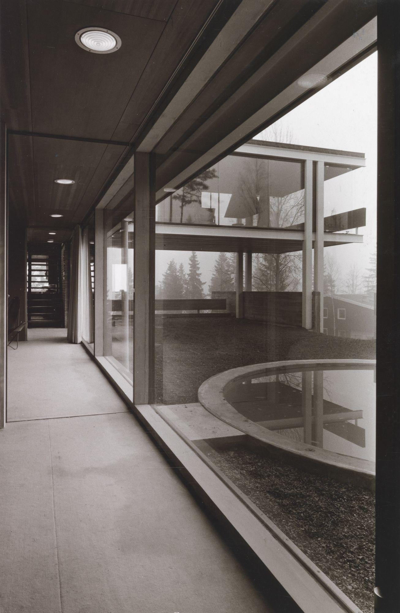 Bjørn Winsnes,«Geir Grungs eget hus på Jongskollen», 1963. Arkitekt: Geir Grung Svart-hvitt bilde av interiør i moderne hus fra 1960-tallet