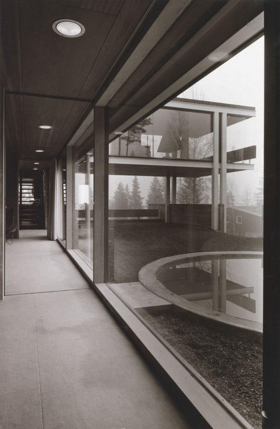 Bjørn Winsnes,«Geir Grungs eget hus på Jongskollen», 1963. Arkitekt: Geir Grung Svart-hvitt bilde av interiør i moderne hus fra 1960-tallet