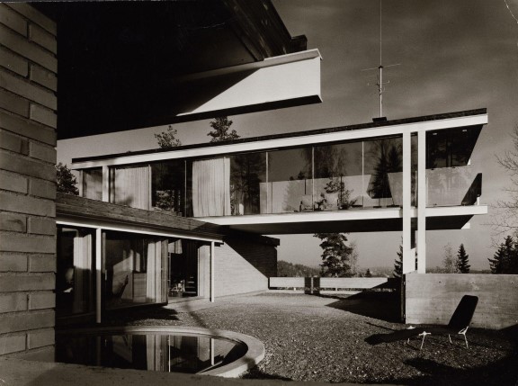 Bjørn Winsnes, «Arkitekt Geir Grungs eget hus på Jongskollen», 1963.   Svart-hvitt bilde av villa-eksteriør