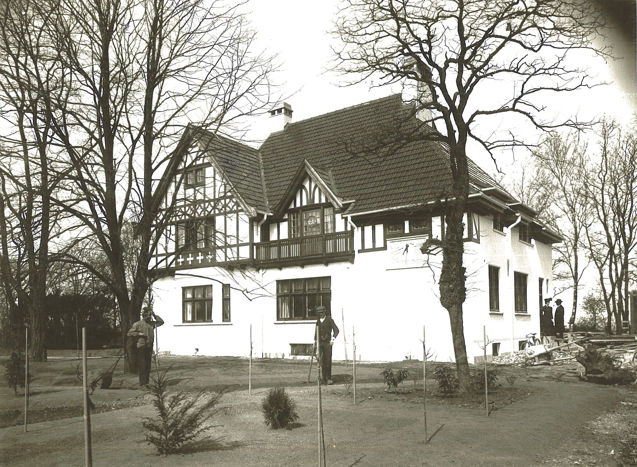 Eldre fotografi av hvitt hus med svarte detaljer