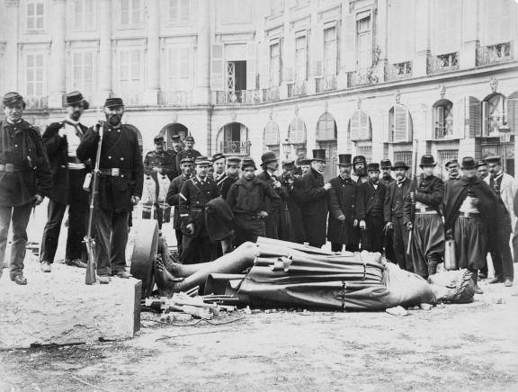 Ødeleggelsen av Vendôme-søylen. I forgrunnen den ødelagte statuen av Napoleon Bonaparte, mai 1871 Ødeleggelsen av Vendôme-søylen. I forgrunnen den ødelagte statuen av Napoleon Bonaparte.