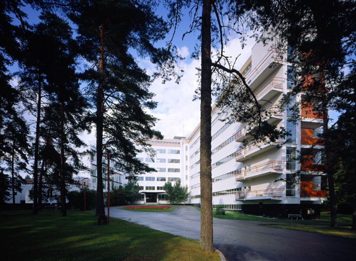 Big, white hospital building with functionalism style