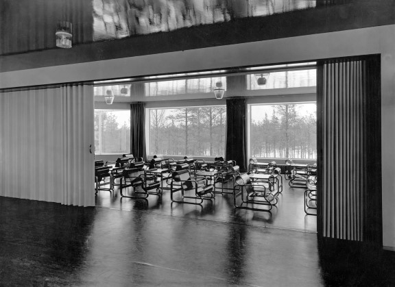 Paimiostoler og -bord i sykehusets auditorium i 1933. Stoler og bord i auditorium