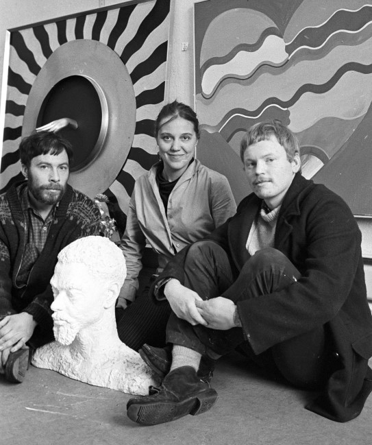 Per Kleiva, Siri Aurdal og Ørnulf Opdahl i Oslo Kunstforening mars 1966. Tre mennesker foran et kunstverk md en hånd