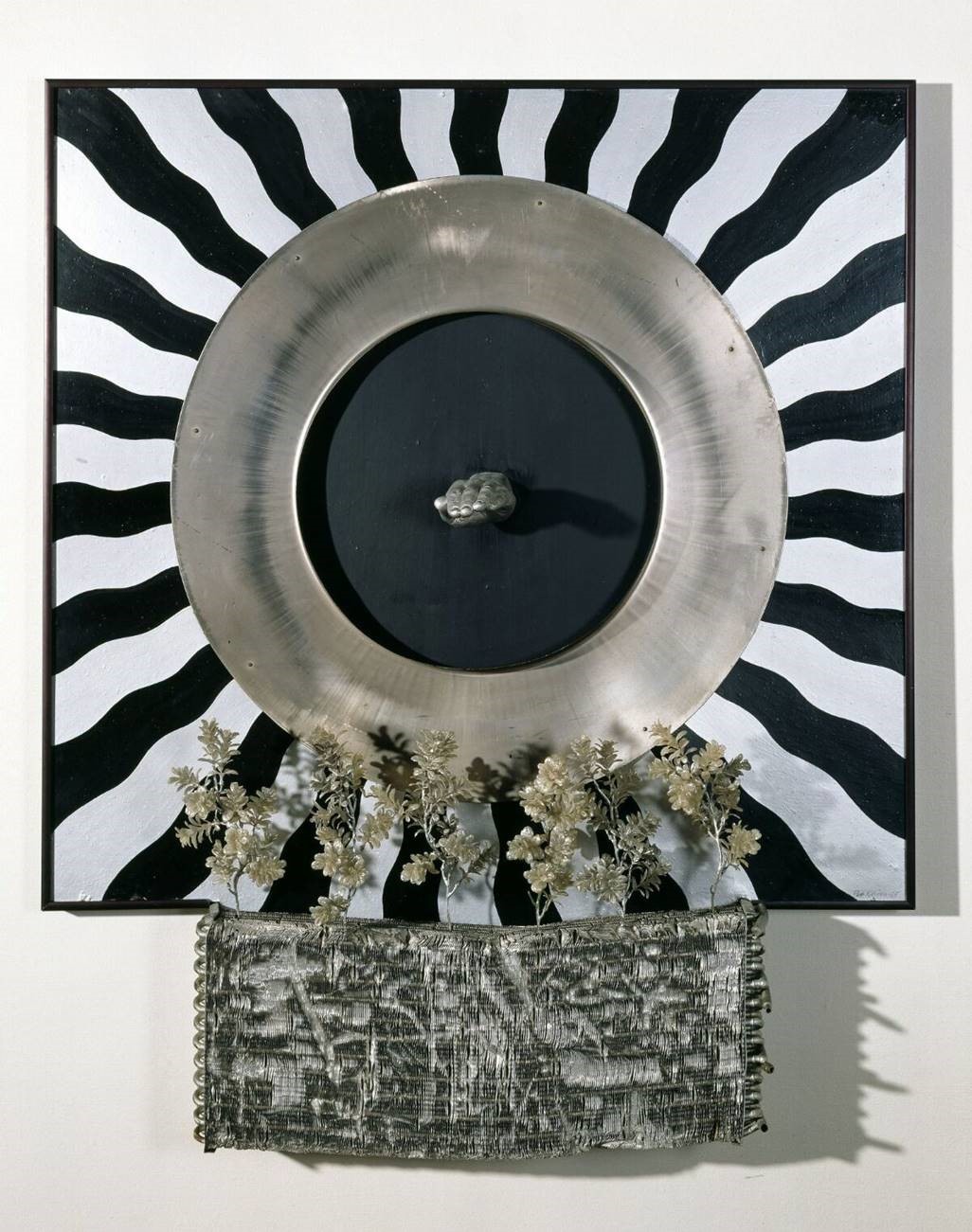 Abstrakt popkunstverk med hånd som stikker ut av installasjon