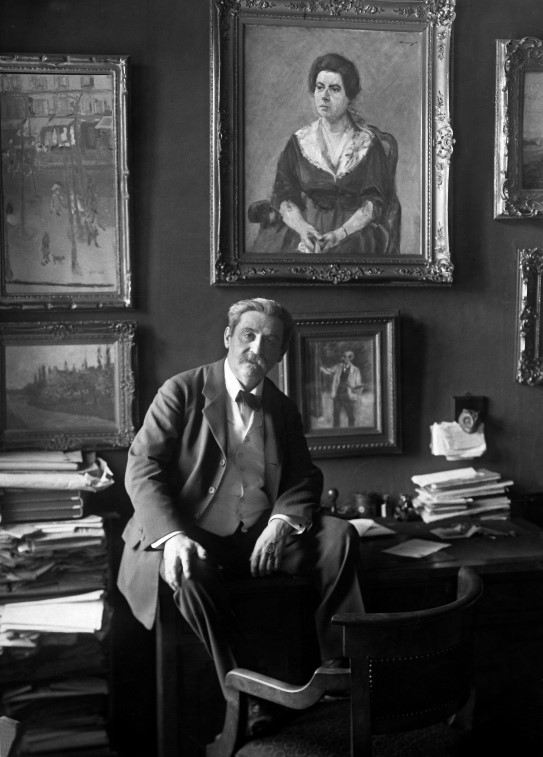 Julius Elias i arbeidsværelset sitt i Berlin, 1925. På veggen bak et portrett av Julie Elias malt av Max Liebermann i 1914.