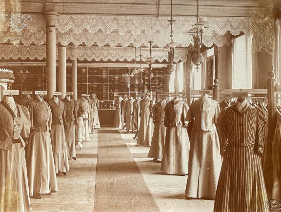 Metervis med kjoler i Kongens gate 22, året 1907. Arkivfoto