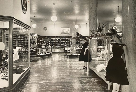 Inngangspartiet i Kongens gate 22, etter oppussingen til 75-årsjubileet i 1958 Foto av butikklokale