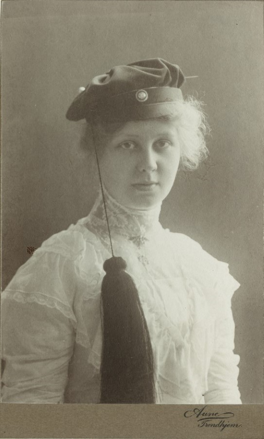 «Dame med studenterlue», første halvdel av 1900-tallet
