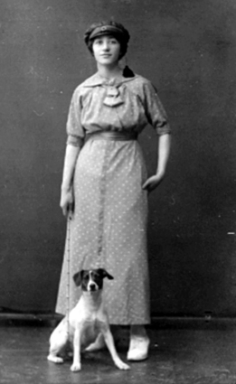 Portrett av russejente med hund, mellom 1912 og 1917
