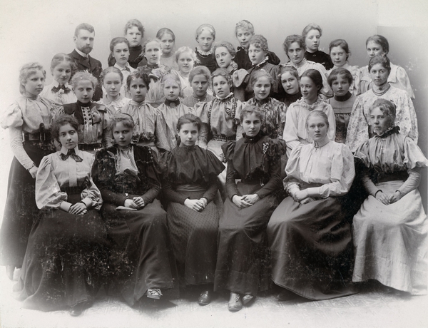 Klasse fra Frøken Sylows pikeskole, ca. 1897. Ingeborg Gade er nr. 2 fra høyre i fremste stående rekke.