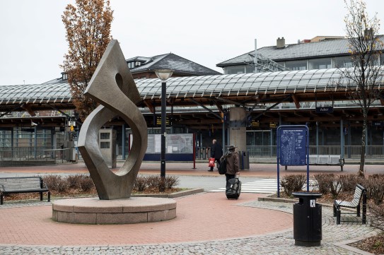 Aase Texmon Ryghs «Mot uendelig» ved Asker kollektivterminal.