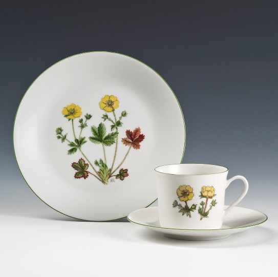Tias Eckhoff, Dagny Tande Lid, Porsgrunds Porselænsfabrik AS, «Fjellflora»/«Regent»,1961 (modell)/1952 (dekor)/1972 (produksjon) Hvit askjett og kopp med blomsterdesign