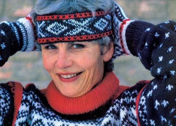 Unn Søiland Dale i genseren «Slalåm», 1992 kvinne i strikkagenser med hendene på hodet