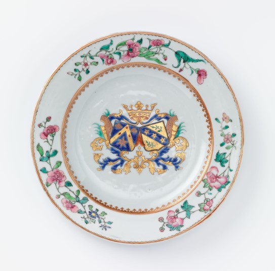 Tallerken, ostindisk, Kina, ant. 1740-åra. Porselen med håndmalt dekor. Bestilling fra Henrik Wagenfeldt og Johanna Lagermarck.