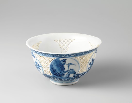 Bolle med gjennombrutte vegger, fra Hatcher-funnet, Kina, ca. 1640. Porselen med håndmalt underglasurdekor. Hvit bolle med perforert vegg, og blå dekor