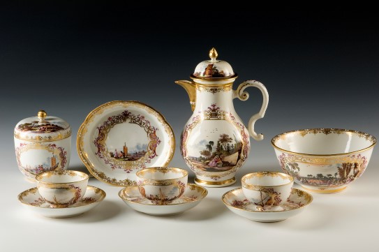 Frokostservise, Meissen, Tyskland, mellom 1725 og 1735. Porselen med håndmalt dekor. Et helt servise med porselenskopper, kar og kanner med gyllen og fargerik dekor.