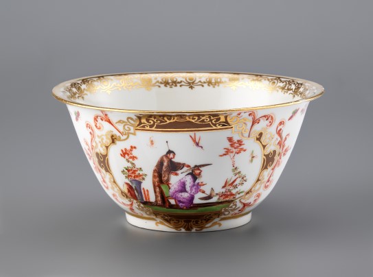 Spilkum, Meissen, Tyskland, mellom 1720 og 1735. Porselen med håndmalt dekor. Porselensbolle med fargerikt kinesisk motiv.